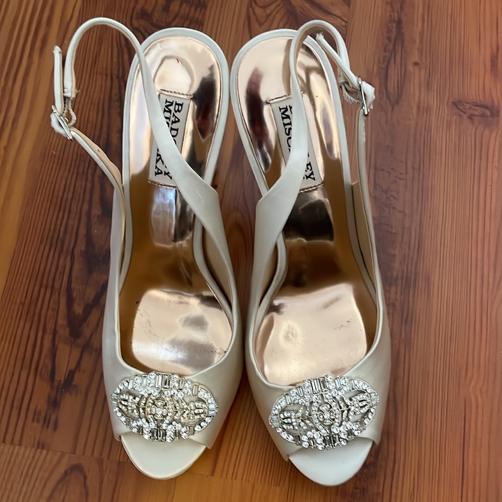 Badgley Mischka beautiful in excellent condition with box and dust bag. 8-1/2. - Picture 5 of 14
